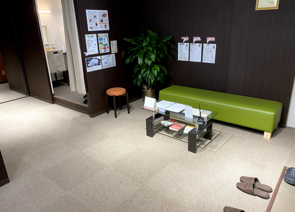 ＫＯＫＵＡ鍼灸整骨院　新潟万代店の待合室画像(新潟駅の整骨院コラムのおすすめ画像)