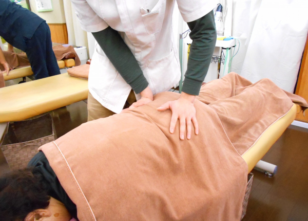 大江戸鍼灸整骨院の腰痛の施術風景画像