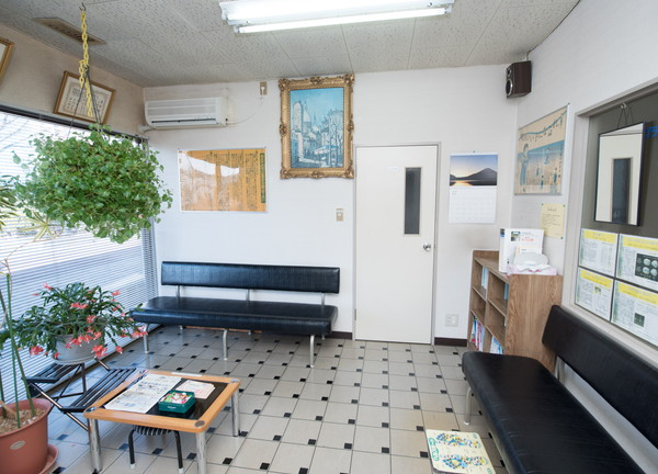 松が谷鍼灸接骨院の待合室画像