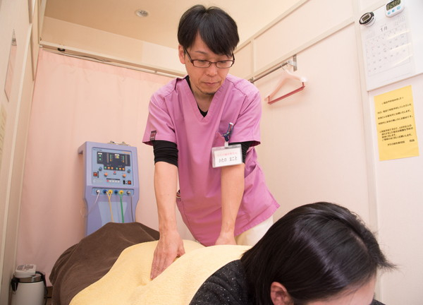 かたの鍼灸整骨院の施術風景画像(尼崎市の整体コラムのおすすめ画像)