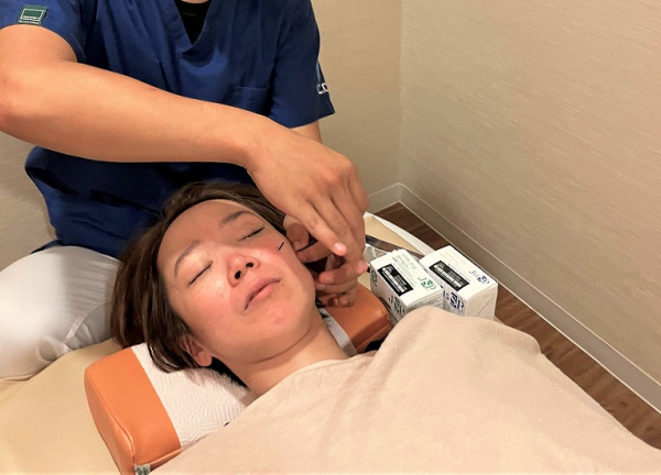 南行徳鍼灸整骨院の美容鍼の施術風景画像(千葉県の鍼灸院コラムのおすすめ画像)
