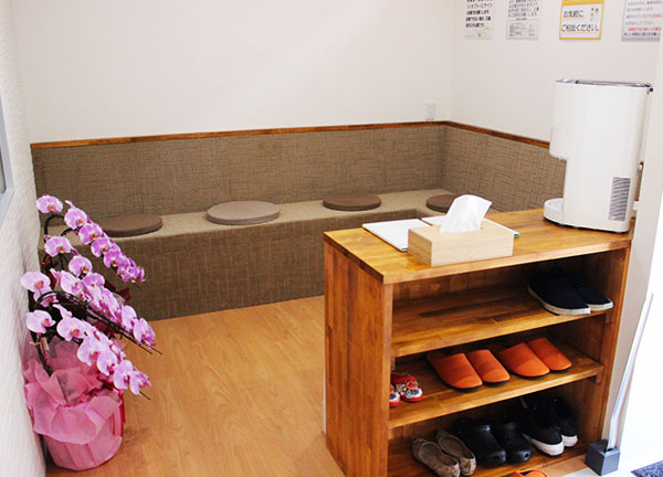 福田鍼灸整骨院の待合室画像(京都市の鍼灸院(美容鍼)コラムのおすすめ画像)