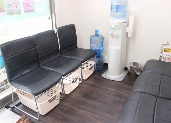 完治鍼灸整骨院の待合室画像(神戸市の整体コラムのおすすめ画像)