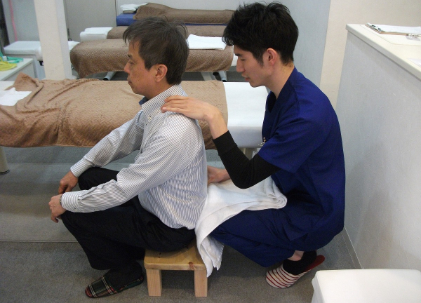 うえはら整骨院の姿勢検査風景画像(京都市の整体コラムのおすすめ画像)
