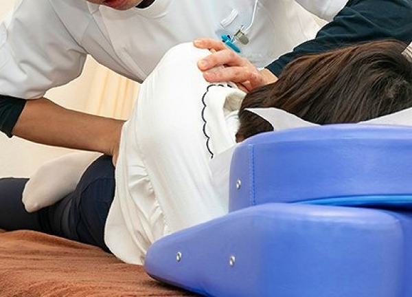 厚別鍼灸整骨院の施術風景画像(北海道の整体コラムのおすすめ画像)