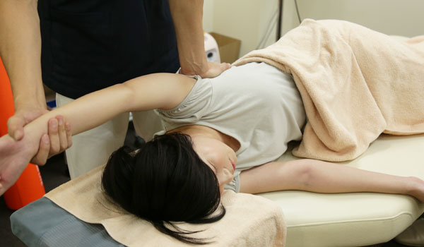 仁−ＪＩＮ鍼灸整骨院の施術風景画像(神戸市の整骨院コラムのおすすめ画像)