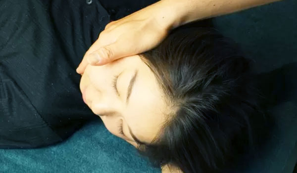 鍼灸整骨院イズミの施術風景画像01(福岡県の鍼灸院(美容鍼)コラムのおすすめ画像)