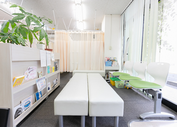 岡山五十肩治療センターの待合室画像(整体コラムのおすすめ画像)
