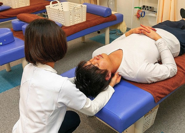 厚別鍼灸整骨院の施術風景画像(札幌市の整体コラムのおすすめ画像)