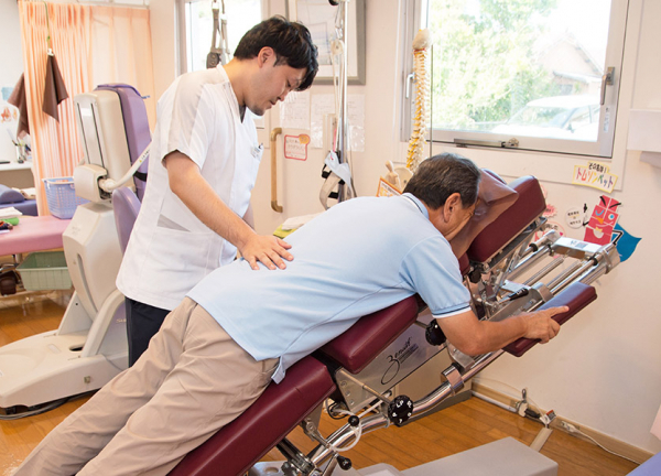 なかの鍼灸整骨院の施術風景画像(北九州市の整骨院コラムのおすすめ画像)