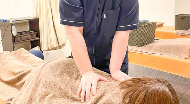 富里ひまわり整骨院の肩の施術風景画像(千葉県の整体コラムのおすすめ画像)