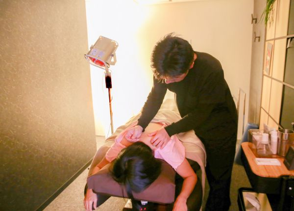 鍼灸兪楽治療院横浜店の施術風景画像(神奈川県の鍼灸院コラムのおすすめ画像)