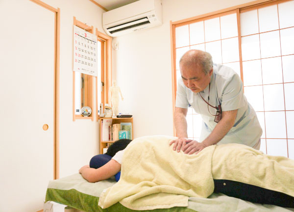 スフィア鍼灸マッサージ院の施術風景画像(千葉県の鍼灸院コラムのおすすめ画像)